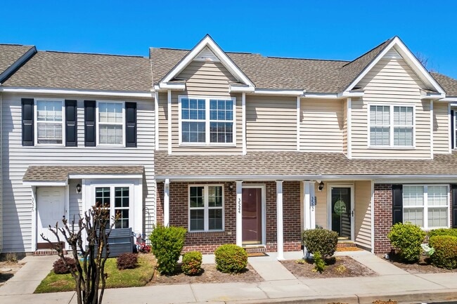 Building Photo - Charming Townhome with Water Views near The Market Common!