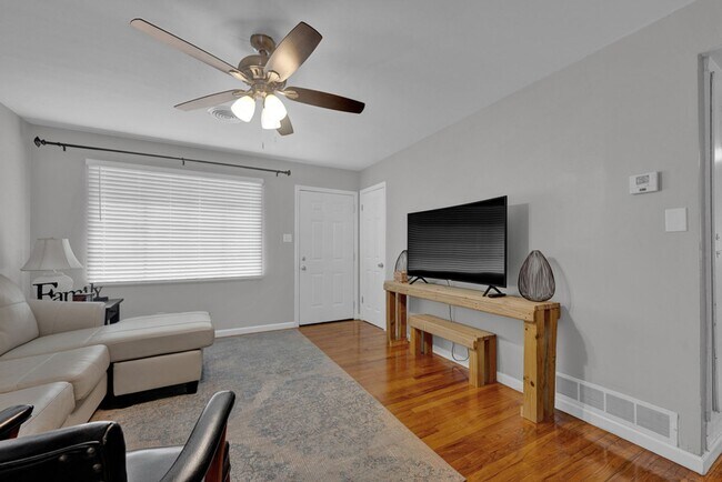 Building Photo - Fully furnished 3/1 AND all bills paid