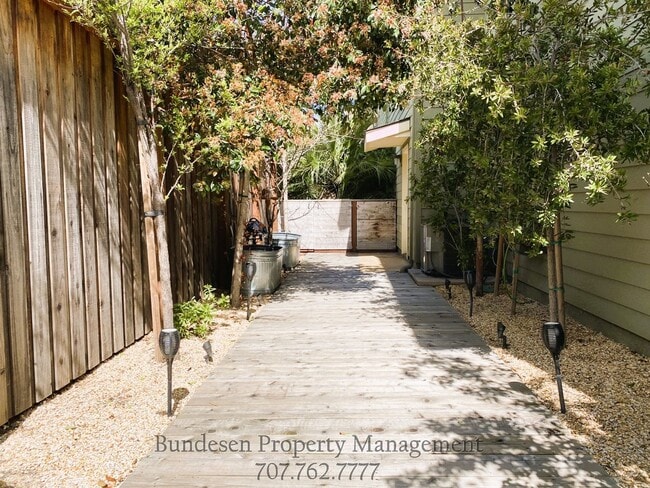 Building Photo - 1581 Cali Ln