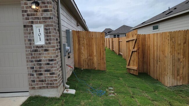 Building Photo - 101 Red Buckeye St