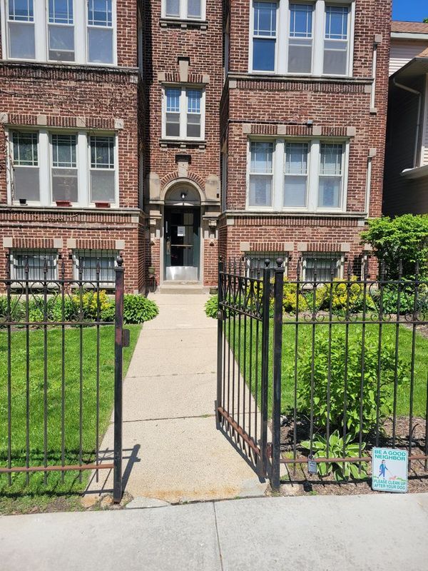 Building Photo - 7505 N Greenview Ave