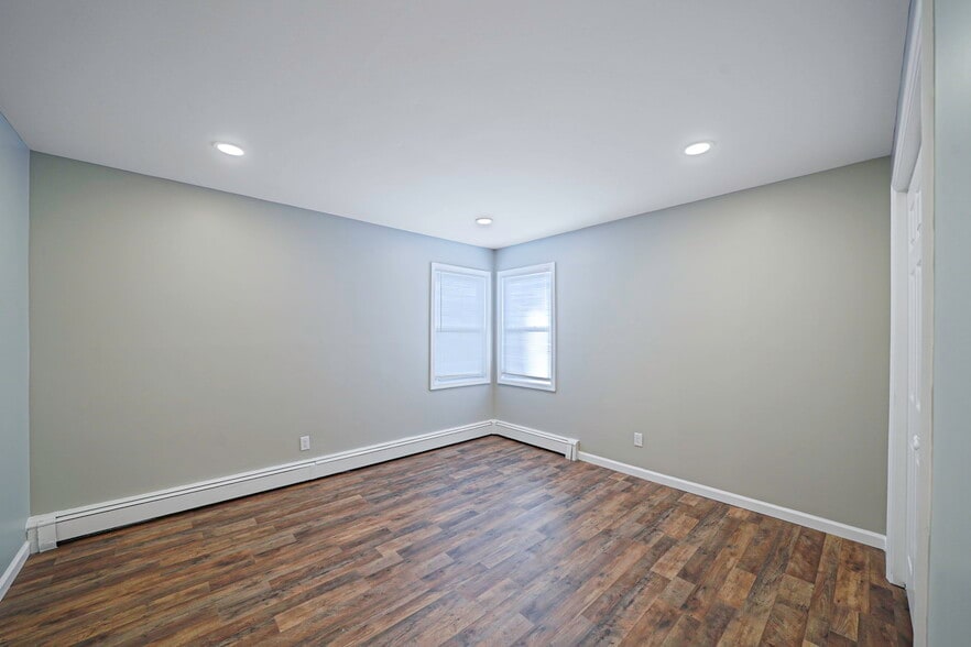 Building Photo - 130 5th Ave