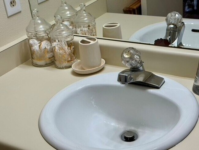 Building Photo - Large Two bedroom, Two Bath Furnished, all Inclusive mid term rental.