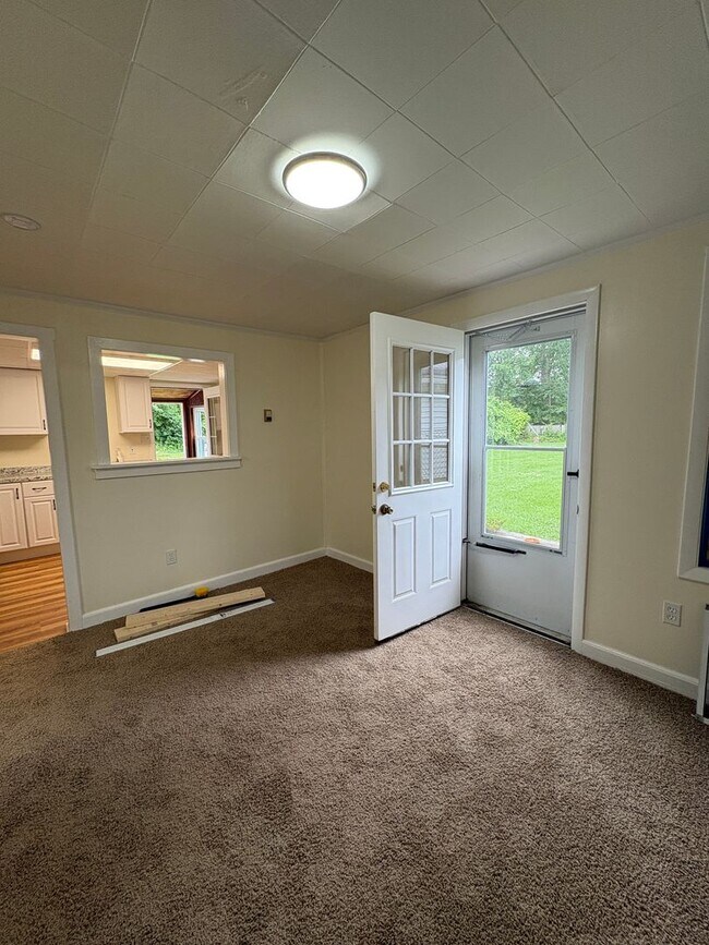 Building Photo - Updated 1-Bedroom Apartment – Move-In Ready!