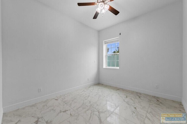 Building Photo - 110 E Retama St