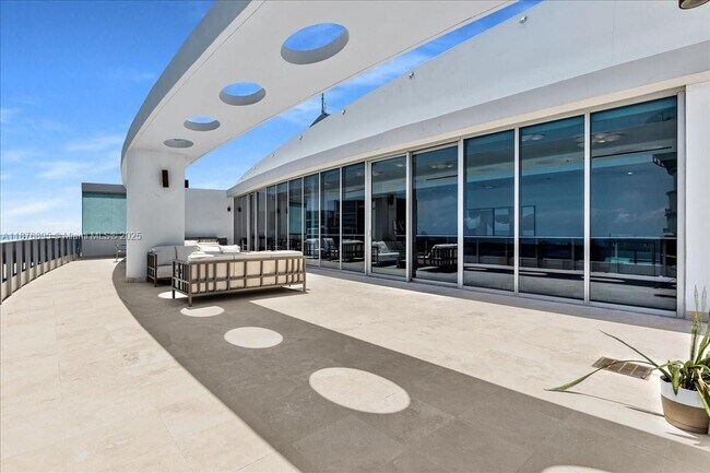 Building Photo - 200 Biscayne Blvd Way