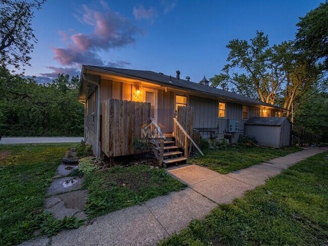 Building Photo - Spacious 3 Bedroom / 1 Bath Apartment in Sugar Creek *Ready Now*