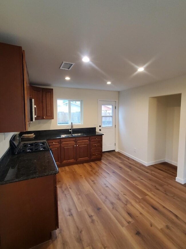 Building Photo - 43348 Echard Ave