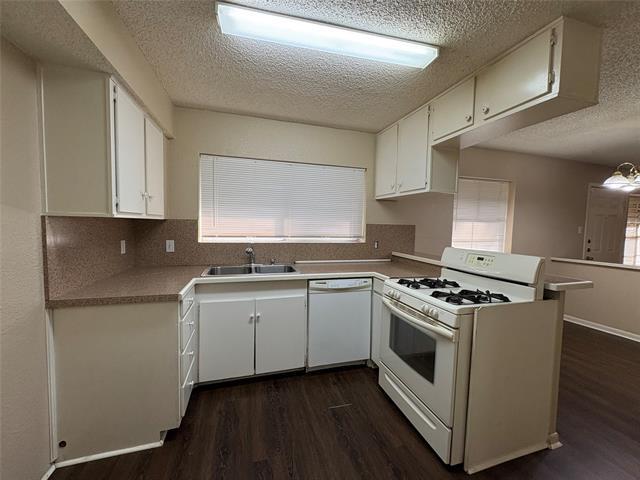 Building Photo - 828 Misty Glen Dr