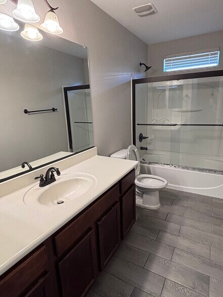 Building Photo - 947 S Utilis Dr