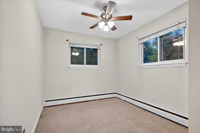 Building Photo - 825 Solly Ave