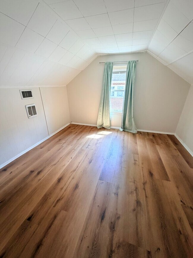 Building Photo - 14 Enka Pine St