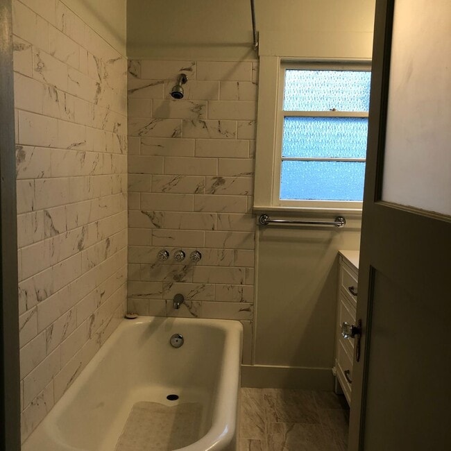 Building Photo - 2 Bedroom, 1 Bath Eureka Bungalow
