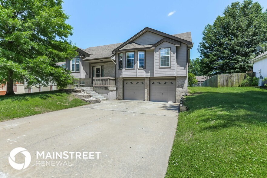 Building Photo - 907 SW Cross Creek Dr