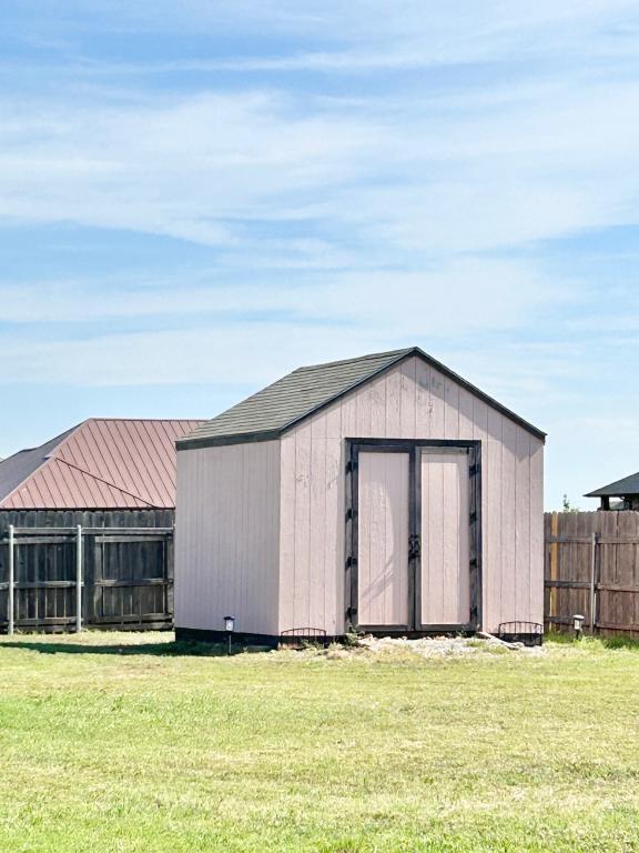 Building Photo - 8470 SW Sun Valley Dr