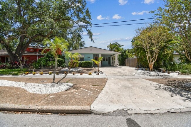 Building Photo - 610 Bosphorous Ave