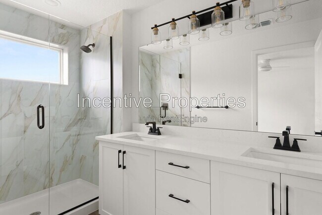 Building Photo - 558 S Grandview Ave