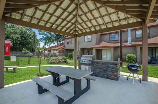 Building Photo - 5550 Folsom Dr