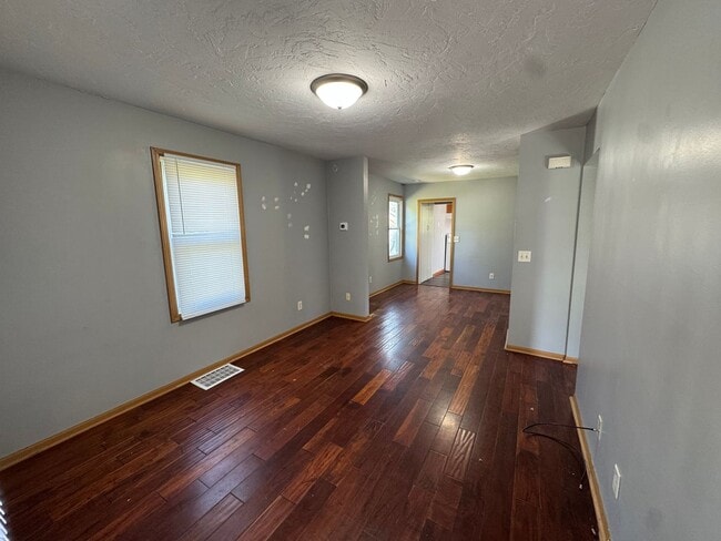 Building Photo - Updated 2 Bedroom Home with Central Air, H...