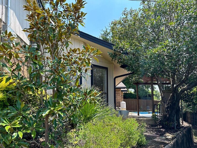Building Photo - 3 Bed / 2 Bath / 2 Car Gargae / Pool