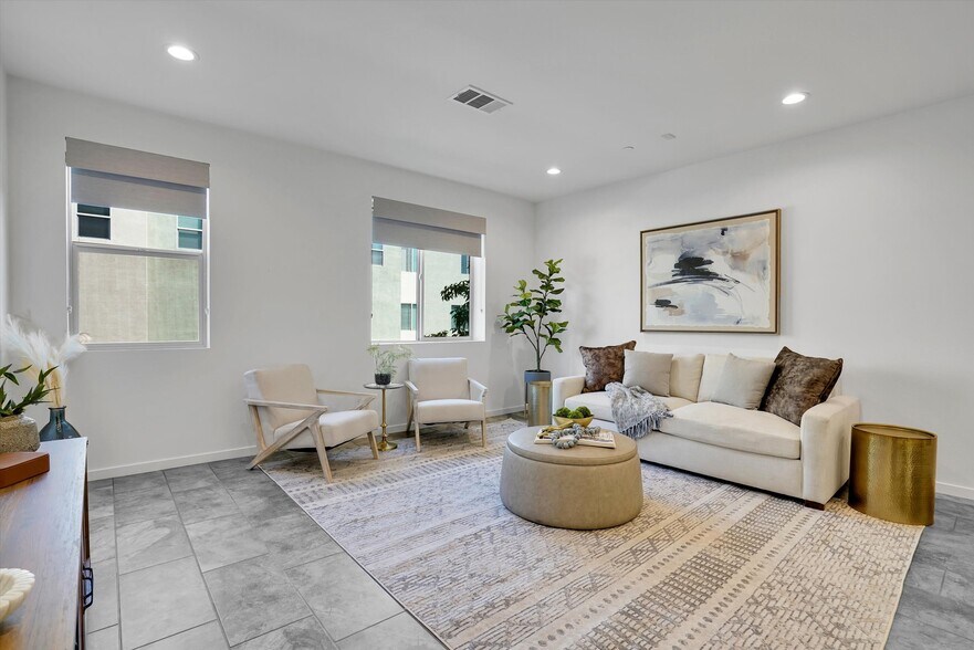 Building Photo - 1512 W Artesia Sq