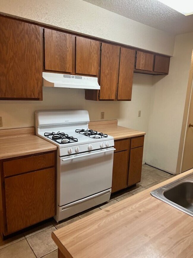 Building Photo - 932