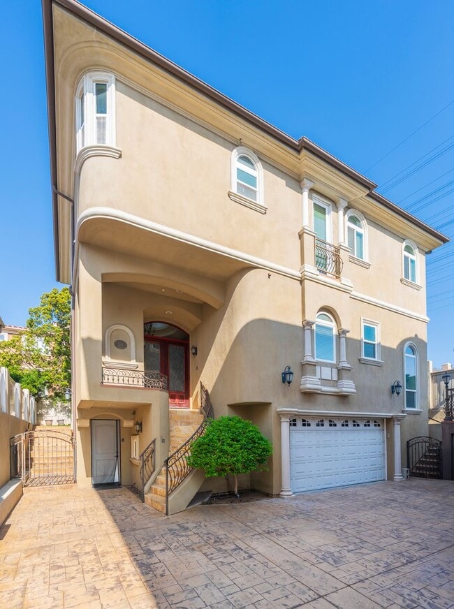 Primary Photo - Luxury Detached Townhome in Redondo Beach