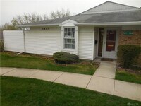 Building Photo - Renovated townhome! 3 beds, 2 baths, best ...