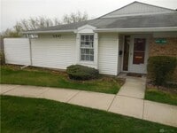 Building Photo - Renovated townhome! 3 beds, 2 baths, with ...
