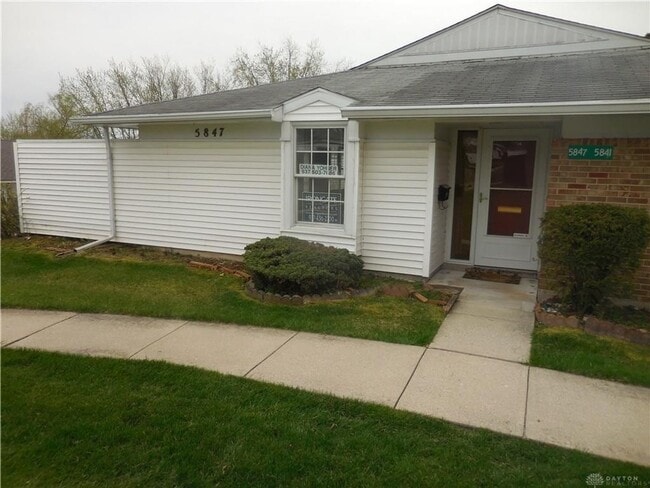 Primary Photo - Renovated townhome! 3 beds, 2 baths, with ...
