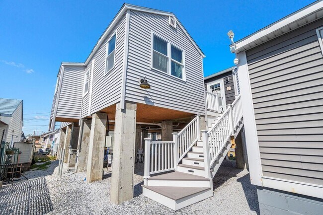 Building Photo - 16 Riverview, 1, 2, and 3