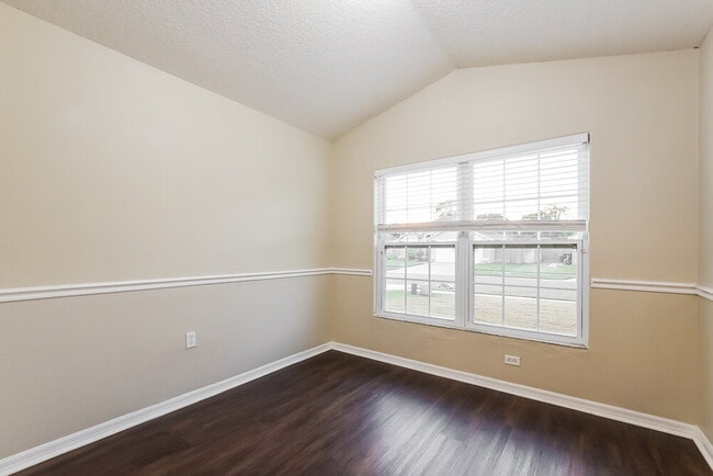 Building Photo - 330 Seville Pointe Ave