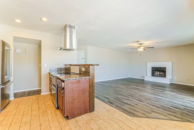 Building Photo - 736 W El Prado Rd