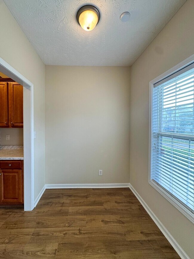 Building Photo - 3 Bed 2.5 Bath Townhome with New Flooring and Paint
