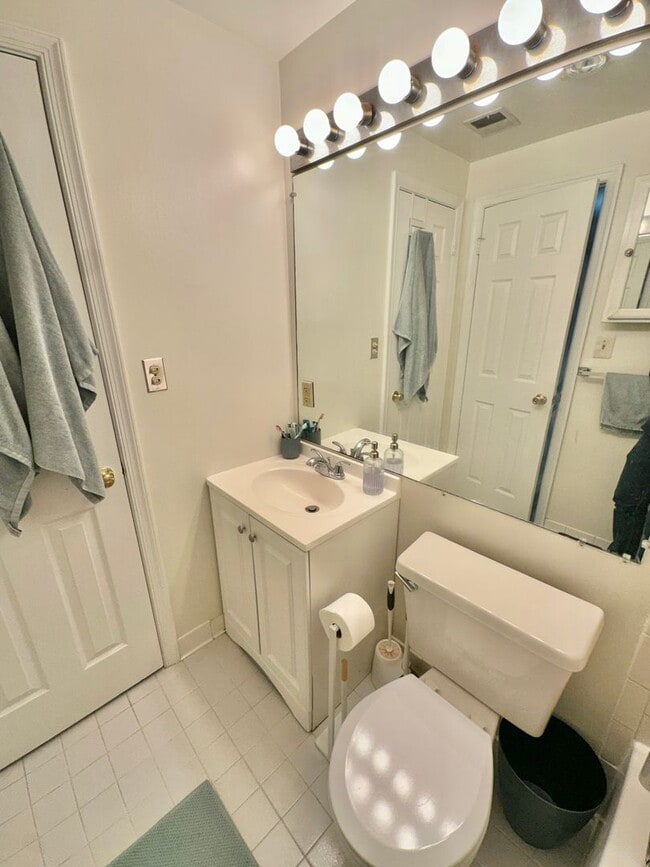 Building Photo - Château Living in this Dupont Circle Delightful Studio- Blocks from the Metro!