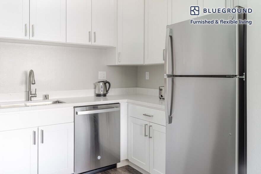 Building Photo - 910 Rockefeller Dr