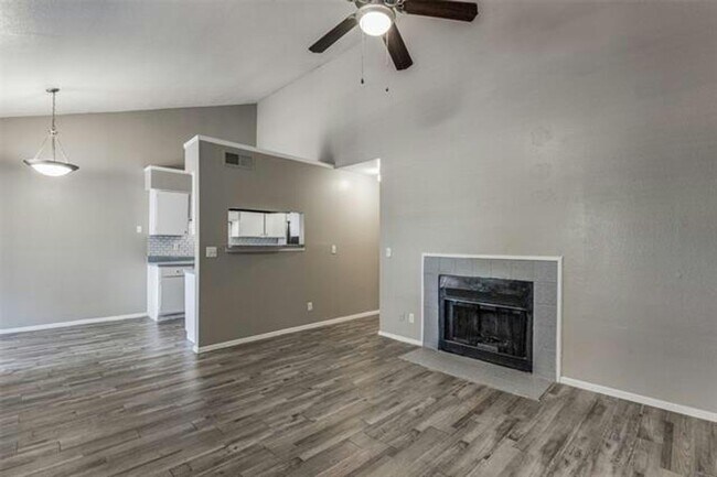 Building Photo - Beautiful 2 Bedroom Townhome in Arlington!