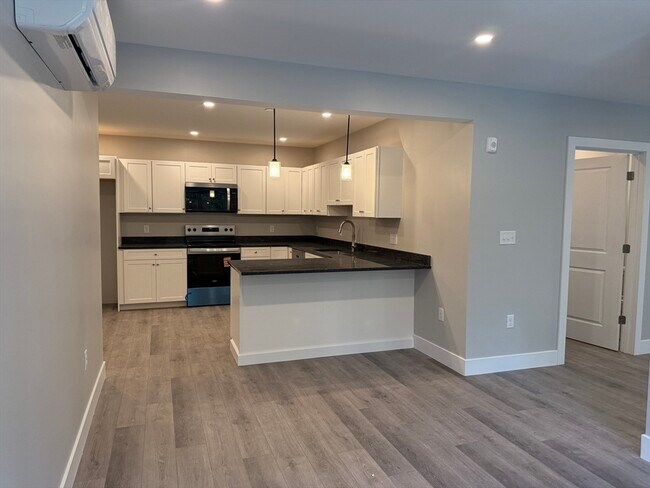 Building Photo - 251 Sladen St