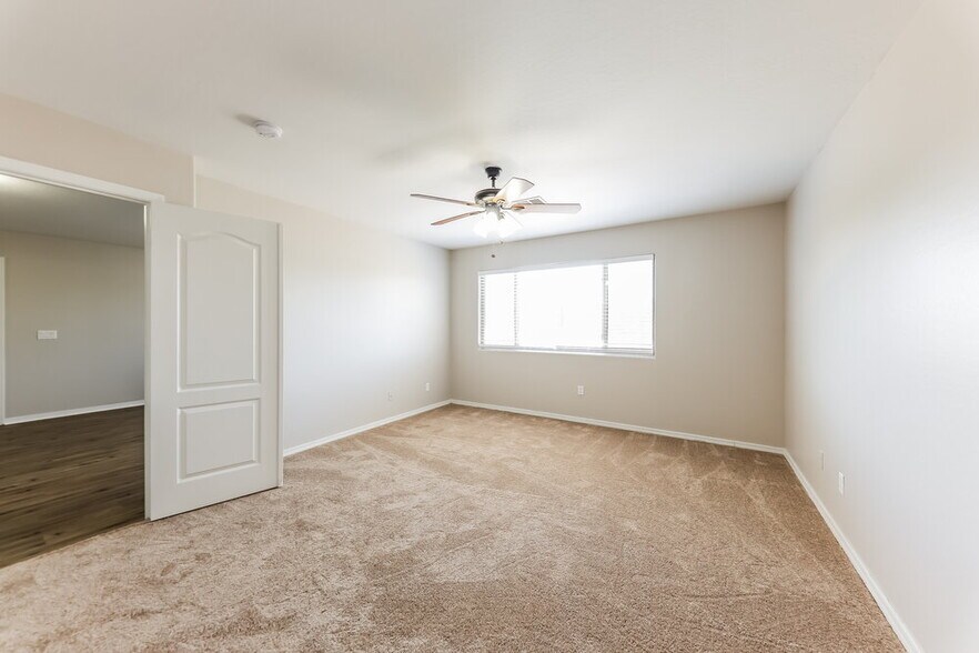Building Photo - 14807 W Larkspur Dr