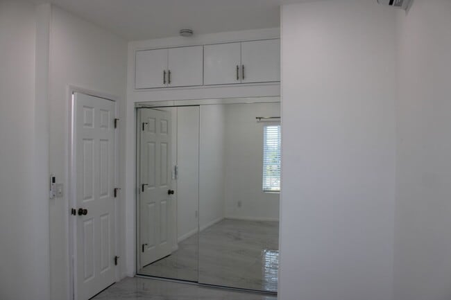 Building Photo - 2 Bedroom, 1 Bathroom Apartment
