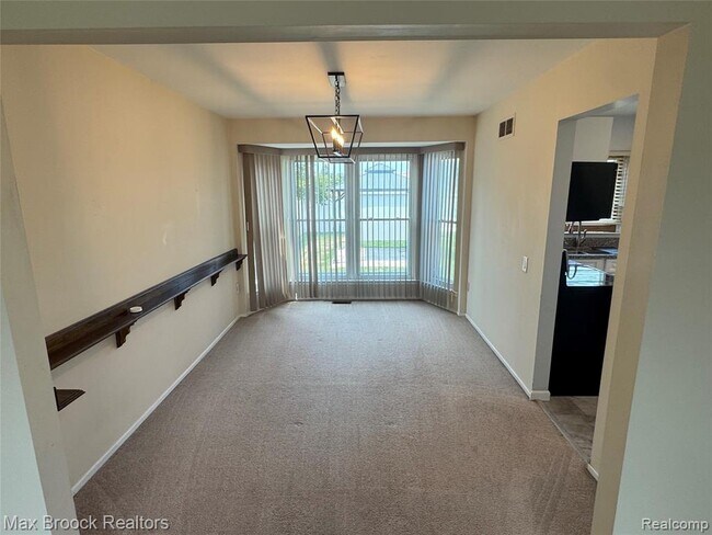 Building Photo - 35865 Ashford Dr