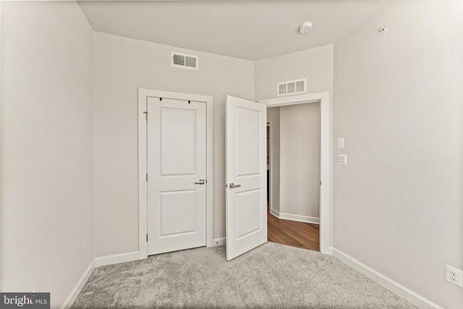 Building Photo - 12973 Hattontown Square