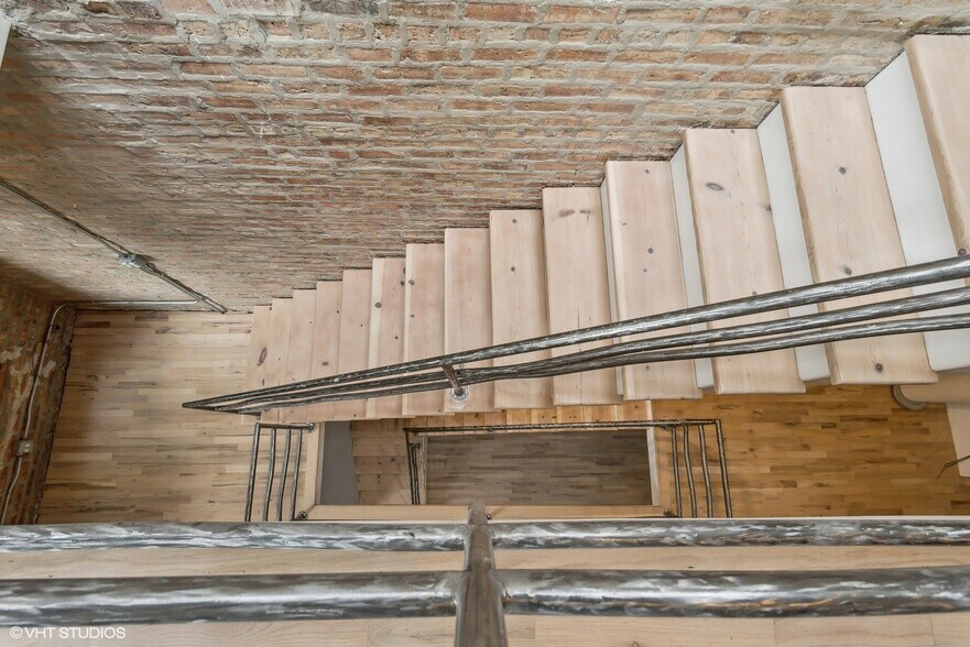 Building Photo - 2156 W Hubbard St