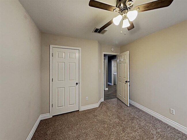 Building Photo - 441 Goldenrod St