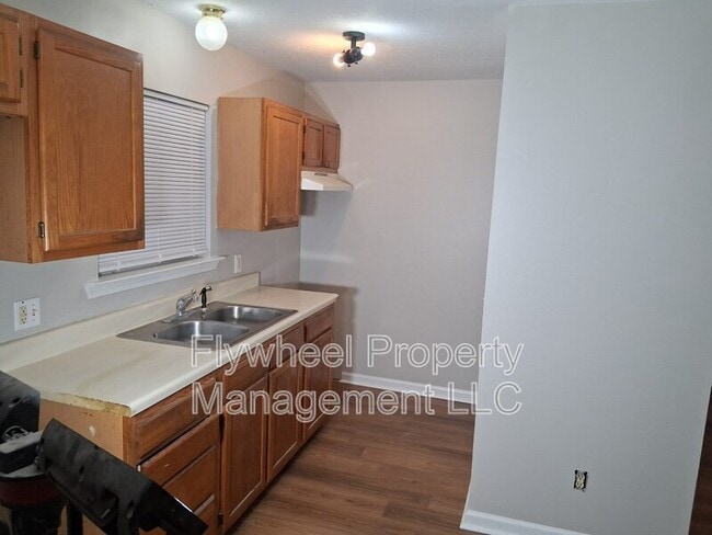 Building Photo - 138 N Poole St