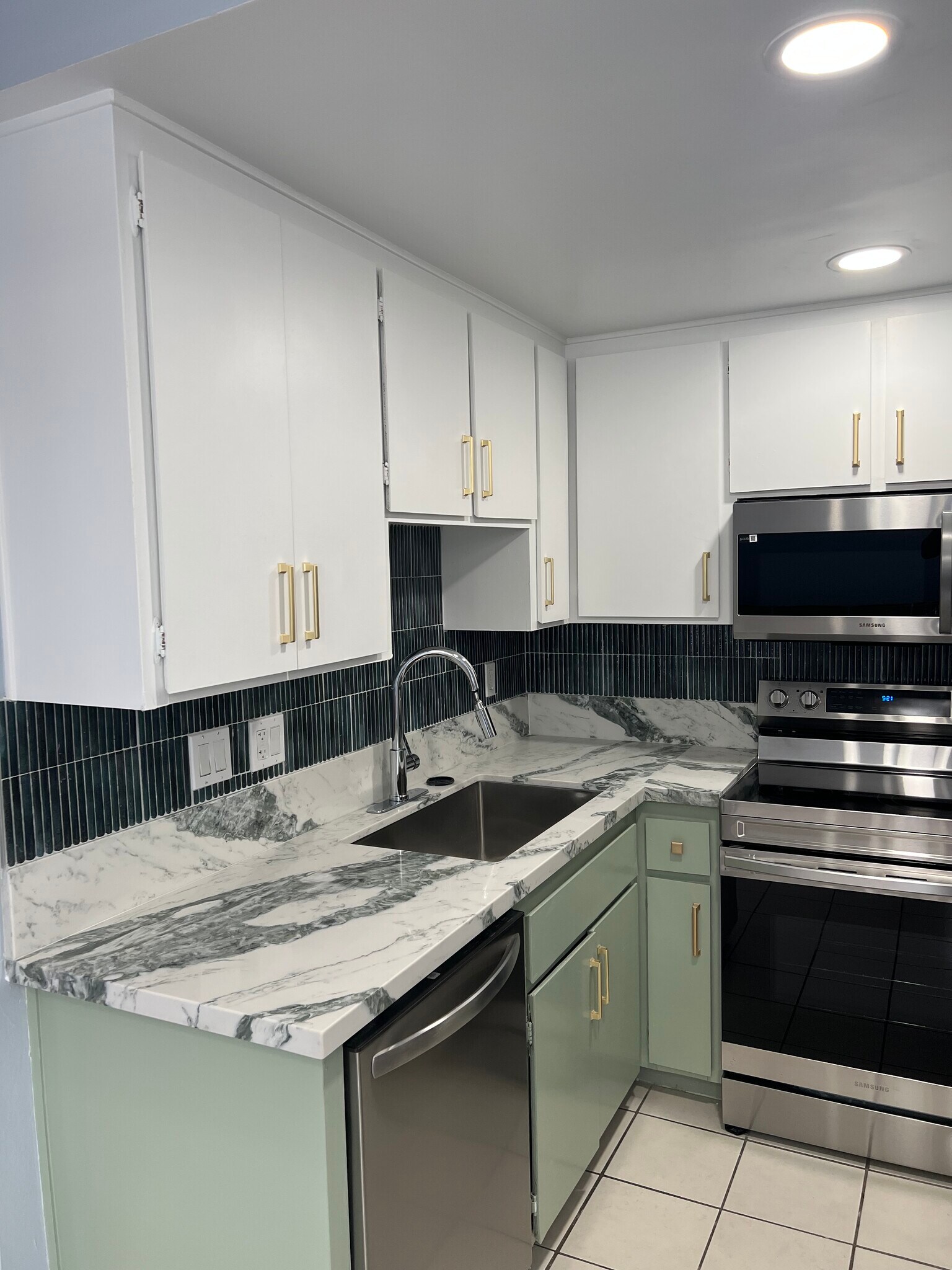 Building Photo - 3939 E Allin St