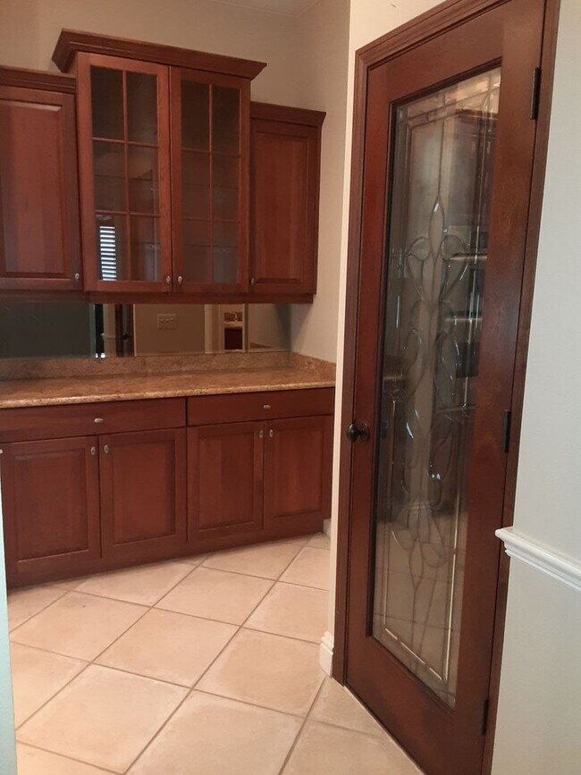 Building Photo - Annual unfurnished 3/2 SFH with pool in The Oaks!