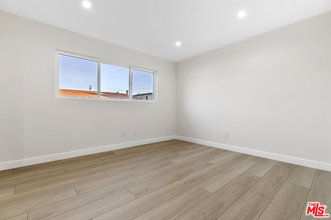 Building Photo - 330 E Dryden St