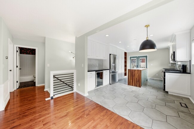 Building Photo - 574 Pugsley St