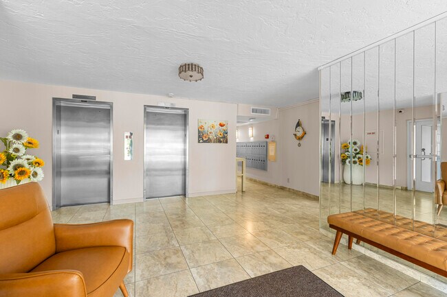 Building Photo - 2901 S Palm Aire Dr